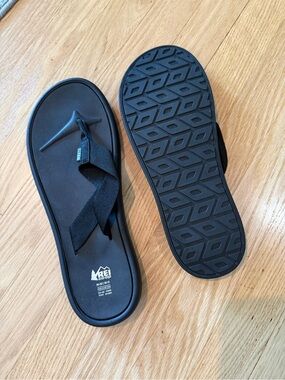 REI Black Foam Strap Flip Flop Sandals